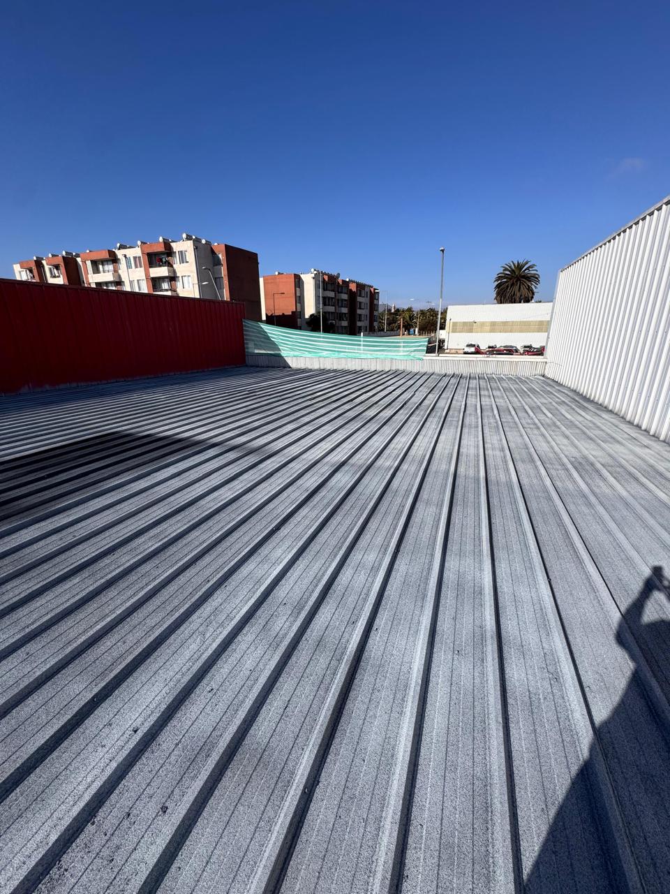 Cubierta corrugada gris con perspectiva lateral